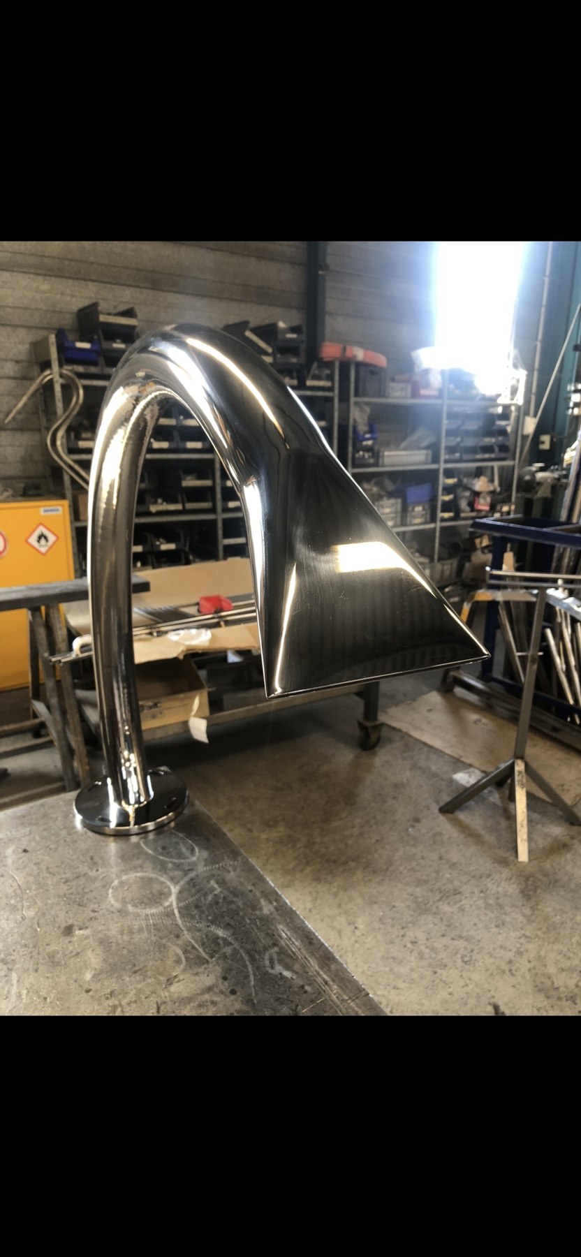 Col de cygne poli, présenté dans l’atelier Gelo Finition
